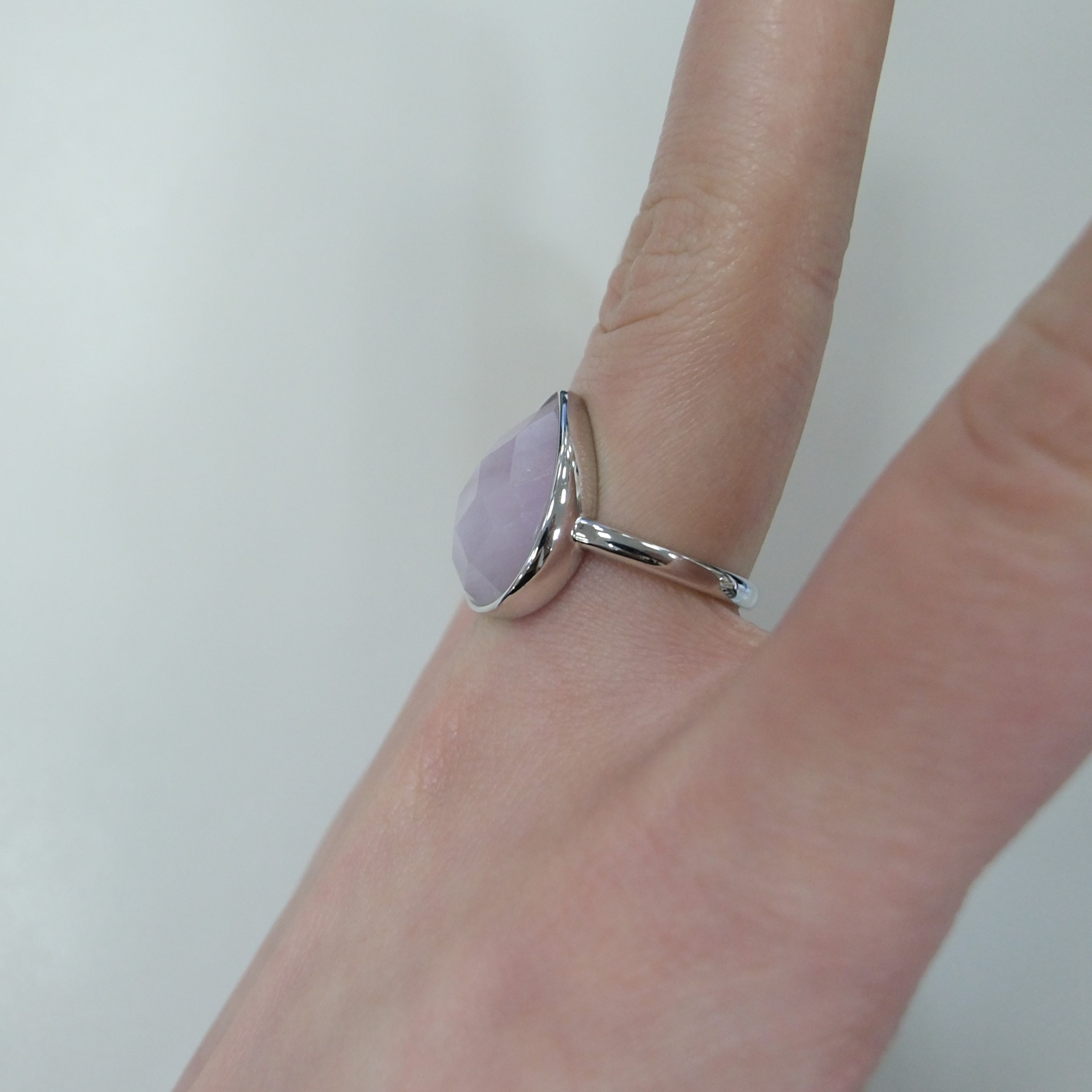 Серебряное кольцо с кунцитом